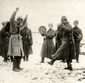 Eerste Wereldoorlog, Russische leger. Russen leren de steppendans aan Duitse krijgsgevangenen. Oostfront, Rusland, 1915.