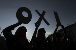 Διαδηλωτές κρατούν γράμματα που σχηματίζουν το ΟΧΙ κατά τη διάρκεια της διαδήλωσης στο Σύνταγμα που διοργάνωσαν πολίτες, οι οποίοι τάσσονται υπέρ του «ΟΧΙ» στο δημοψήφισμα, Αθήνα, Παρασκευή 3 Ιουλίου 2015. Οι Έλληνες ψηφοφόροι θα ψηφίσουν την ερχόμενη Κυριακή αν εγκρίνουν ή όχι τα σκληρά μέτρα λιτότητας που προτείνουν οι δανειστές να εφαρμόσει η ελληνική κυβέρνηση. Στην συγκέντρωση θα απευθύνει χαιρετισμό ο πρωθυπουργός Αλέξης Τσίπρας. ΑΠΕ-ΜΠΕ/ ΑΠΕ-ΜΠΕ/ ΟΡΕΣΤΗΣ ΠΑΝΑΓΙΩΤΟΥ