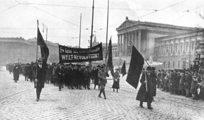 https://xekinima.org/wp-content/uploads/2021/11/demonstration-vor-dem-parlament-november-1918-c-oenb-696x409.jpg