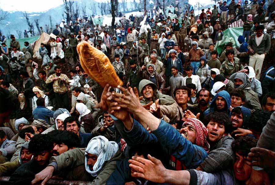 Κούρδοι συνωστίζονται για λίγο ψωμί στα σύνορα Τουρκίας και Ιράκ, Απρίλιος 1991 