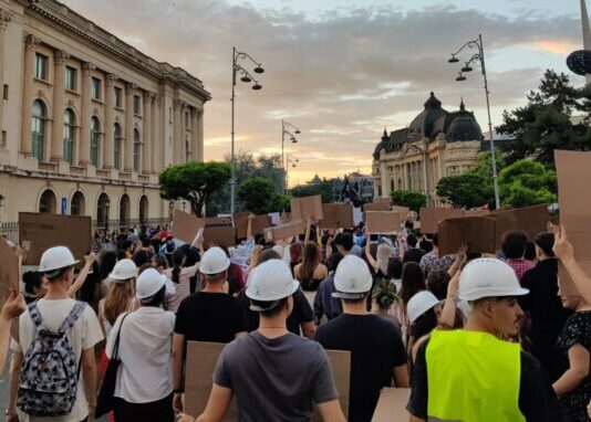 Romania: ‘You don’t get rich from scholarships!’- Student protests on June 26–27