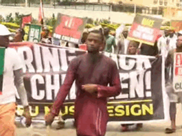 Nigeria: militant protest for the release of abducted schoolchildren and teachers