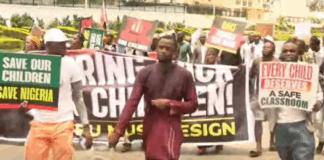 Nigeria: militant protest for the release of abducted schoolchildren and teachers